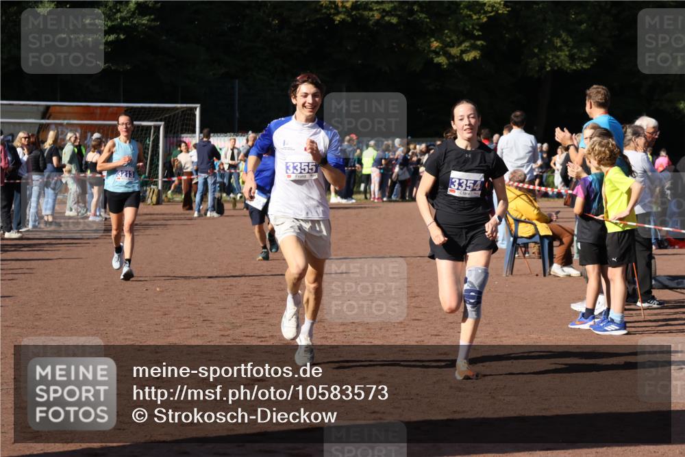27.09.2026 - 35. Volkslauf durch das schöne Alstertal Strokosch-Dieckow http://msf.ph/oto/10583573 27.09.2026 11:24:24 Ziel 3065, 3213, 3354, 3355 meine-sportfotos.de