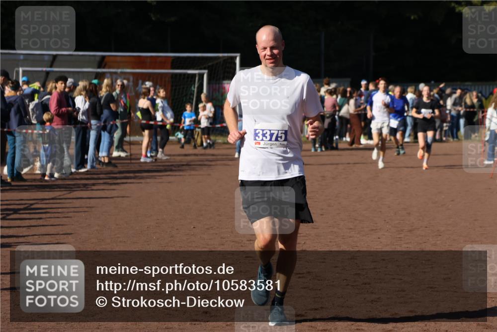 27.09.2026 - 35. Volkslauf durch das schöne Alstertal Strokosch-Dieckow http://msf.ph/oto/10583581 27.09.2026 11:24:17 Ziel 3354, 3355, 3375 meine-sportfotos.de