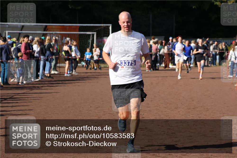 27.09.2026 - 35. Volkslauf durch das schöne Alstertal Strokosch-Dieckow http://msf.ph/oto/10583583 27.09.2026 11:24:17 Ziel 3354, 3355, 3375 meine-sportfotos.de