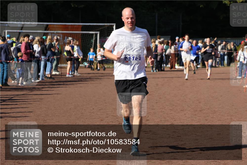 27.09.2026 - 35. Volkslauf durch das schöne Alstertal Strokosch-Dieckow http://msf.ph/oto/10583584 27.09.2026 11:24:17 Ziel 3354, 3355, 3375 meine-sportfotos.de