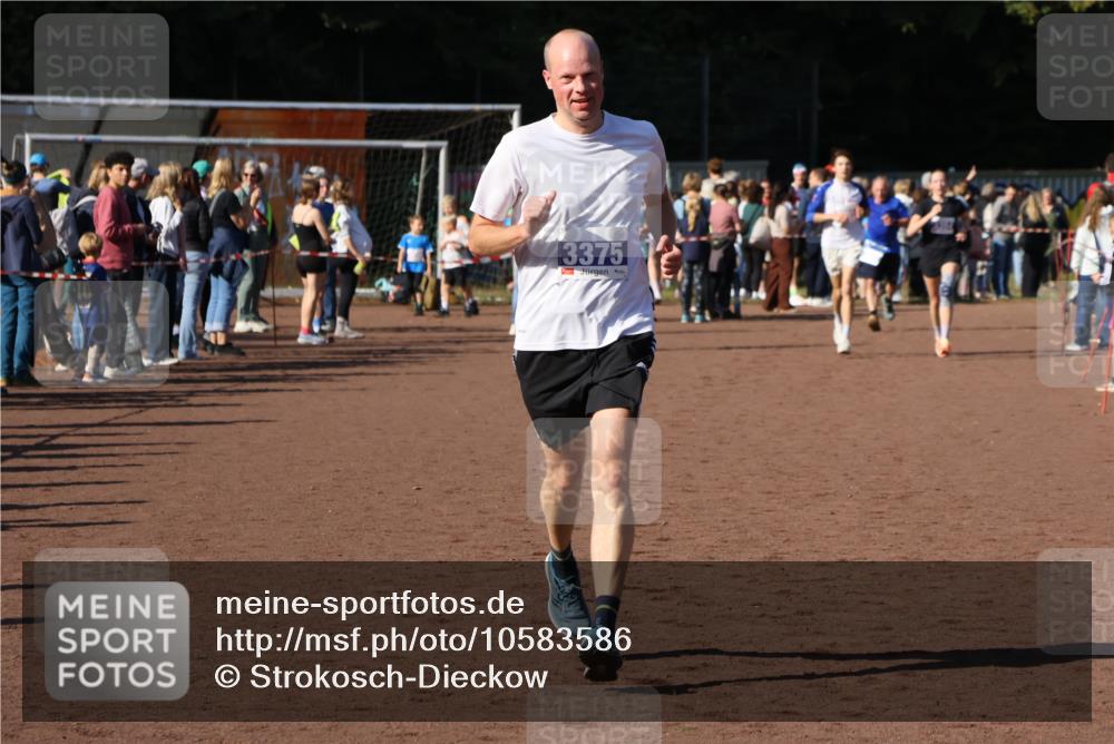 27.09.2026 - 35. Volkslauf durch das schöne Alstertal Strokosch-Dieckow http://msf.ph/oto/10583586 27.09.2026 11:24:17 Ziel 3354, 3355, 3375 meine-sportfotos.de