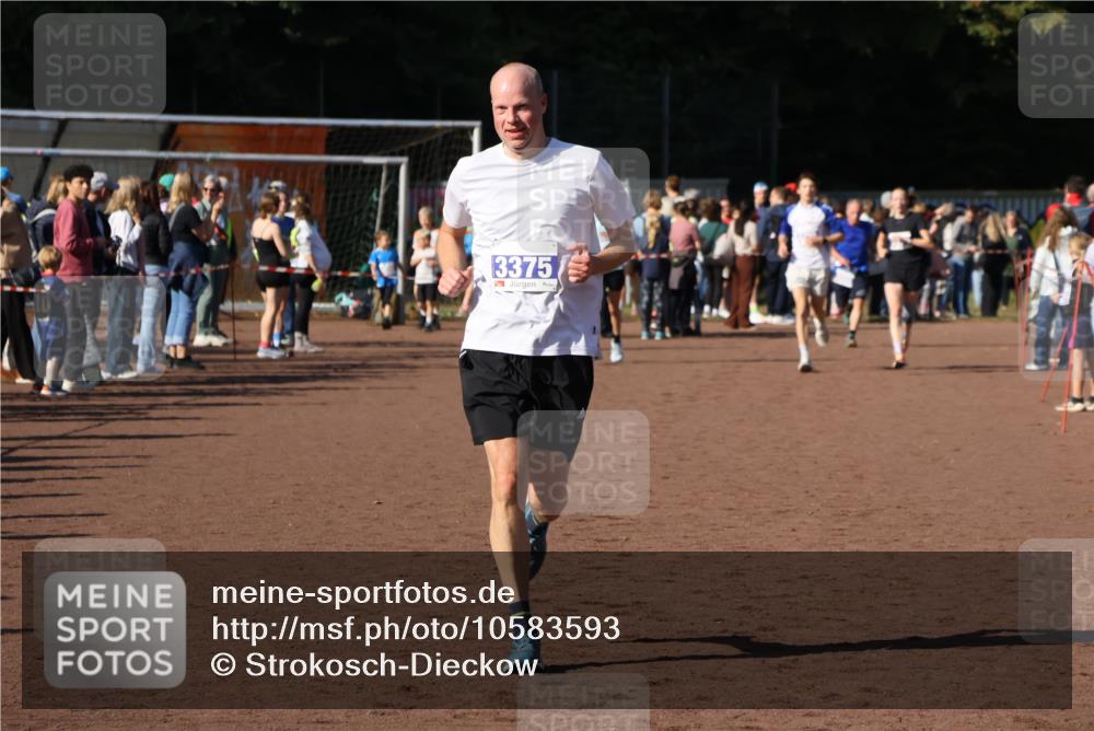 27.09.2026 - 35. Volkslauf durch das schöne Alstertal Strokosch-Dieckow http://msf.ph/oto/10583593 27.09.2026 11:24:17 Ziel 3354, 3355, 3375 meine-sportfotos.de