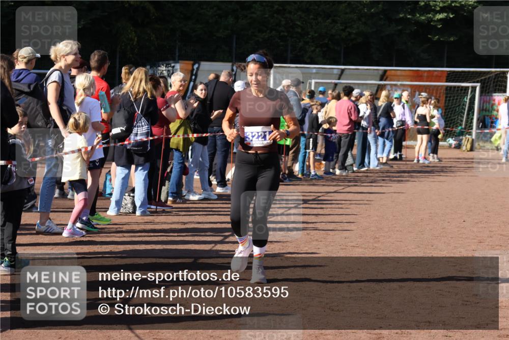 27.09.2026 - 35. Volkslauf durch das schöne Alstertal Strokosch-Dieckow http://msf.ph/oto/10583595 27.09.2026 11:24:10 Ziel 3203, 3221, 3373, 3375 meine-sportfotos.de