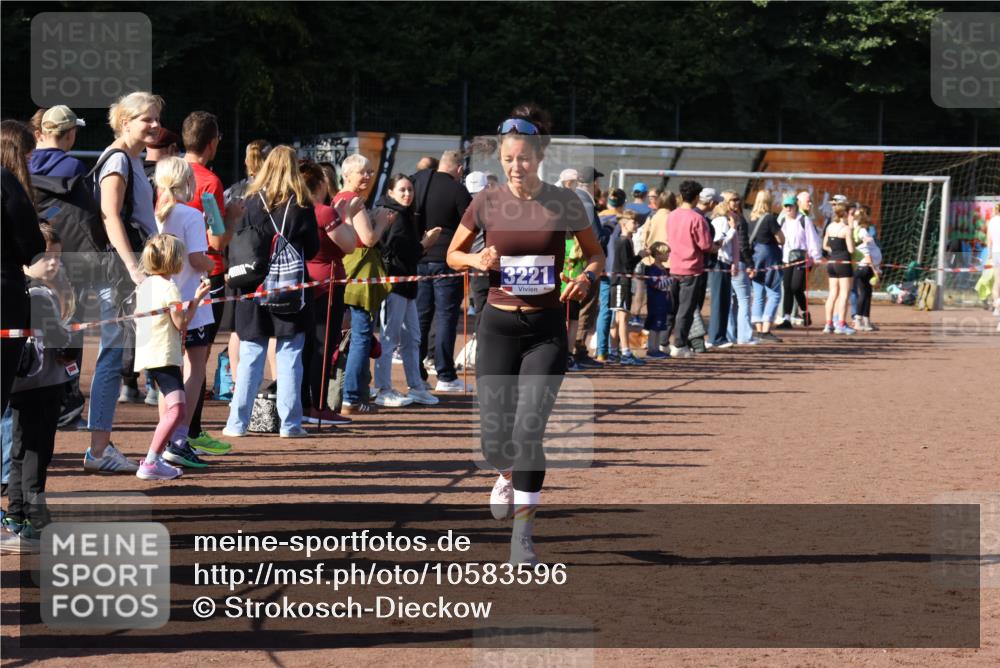 27.09.2026 - 35. Volkslauf durch das schöne Alstertal Strokosch-Dieckow http://msf.ph/oto/10583596 27.09.2026 11:24:10 Ziel 3203, 3221, 3373, 3375 meine-sportfotos.de
