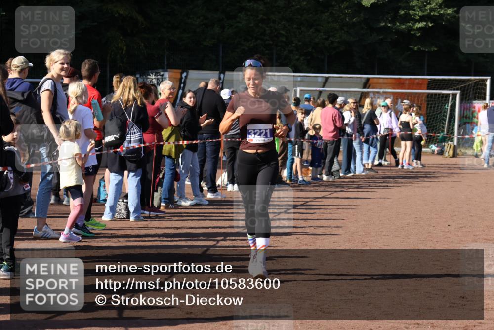 27.09.2026 - 35. Volkslauf durch das schöne Alstertal Strokosch-Dieckow http://msf.ph/oto/10583600 27.09.2026 11:24:10 Ziel 3203, 3221, 3373, 3375 meine-sportfotos.de