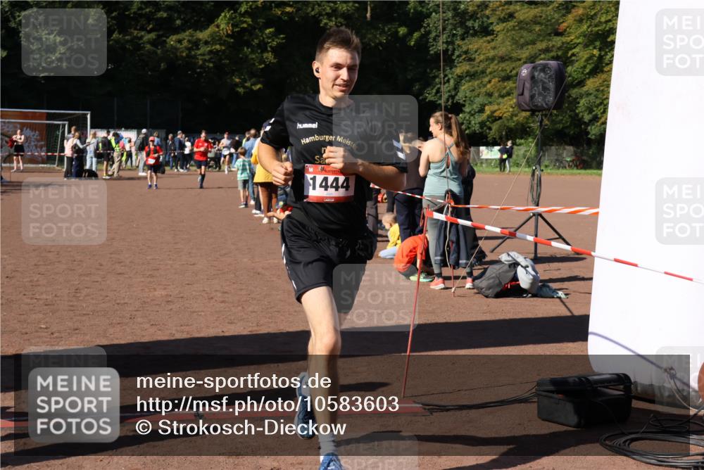 27.09.2026 - 35. Volkslauf durch das schöne Alstertal Strokosch-Dieckow http://msf.ph/oto/10583603 27.09.2026 11:43:26 Ziel 1444, 3010, 3014 meine-sportfotos.de