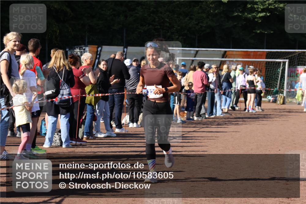27.09.2026 - 35. Volkslauf durch das schöne Alstertal Strokosch-Dieckow http://msf.ph/oto/10583605 27.09.2026 11:24:09 Ziel 3203, 3221, 3373 meine-sportfotos.de