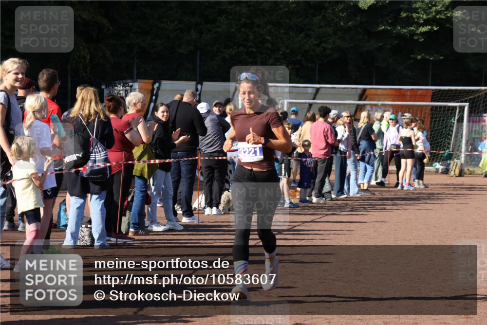 27.09.2026 - 35. Volkslauf durch das schöne Alstertal Strokosch-Dieckow http://msf.ph/oto/10583607 27.09.2026 11:24:09 Ziel 3203, 3221, 3373 meine-sportfotos.de