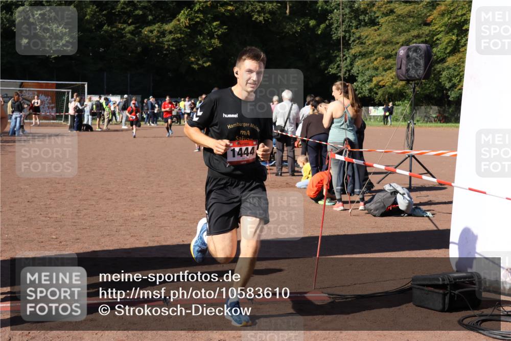 27.09.2026 - 35. Volkslauf durch das schöne Alstertal Strokosch-Dieckow http://msf.ph/oto/10583610 27.09.2026 11:43:25 Ziel 1444, 3010, 3014 meine-sportfotos.de