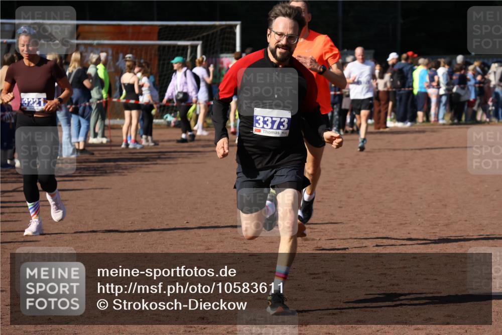 27.09.2026 - 35. Volkslauf durch das schöne Alstertal Strokosch-Dieckow http://msf.ph/oto/10583611 27.09.2026 11:24:08 Ziel 3203, 3221, 3373 meine-sportfotos.de
