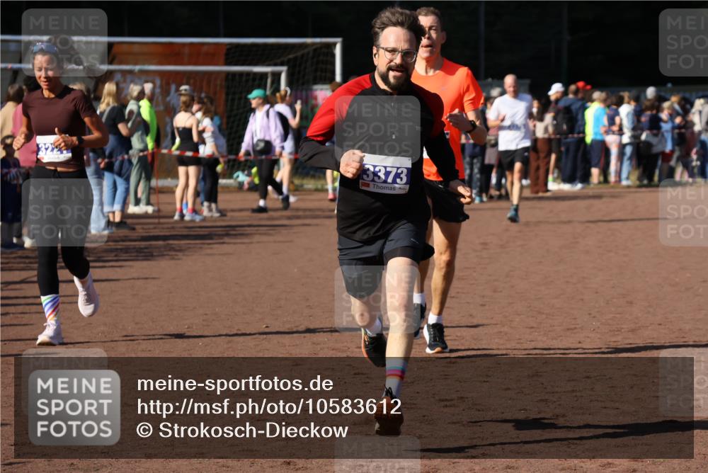 27.09.2026 - 35. Volkslauf durch das schöne Alstertal Strokosch-Dieckow http://msf.ph/oto/10583612 27.09.2026 11:24:08 Ziel 3203, 3221, 3373 meine-sportfotos.de