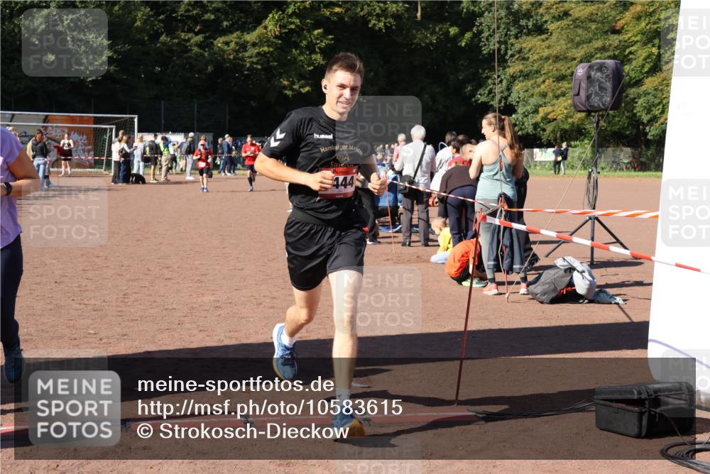 27.09.2026 - 35. Volkslauf durch das schöne Alstertal Strokosch-Dieckow http://msf.ph/oto/10583615 27.09.2026 11:43:25 Ziel 1444, 3010, 3014 meine-sportfotos.de
