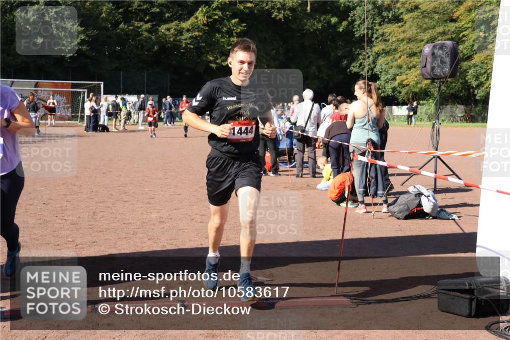 27.09.2026 - 35. Volkslauf durch das schöne Alstertal Strokosch-Dieckow http://msf.ph/oto/10583617 27.09.2026 11:43:25 Ziel 1444, 3010, 3014 meine-sportfotos.de