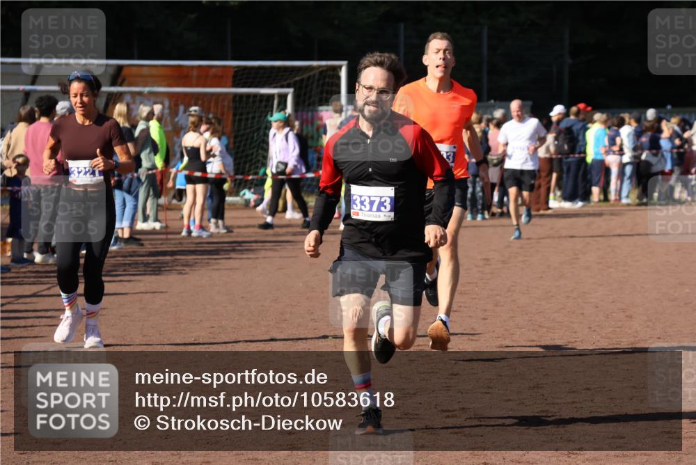27.09.2026 - 35. Volkslauf durch das schöne Alstertal Strokosch-Dieckow http://msf.ph/oto/10583618 27.09.2026 11:24:07 Ziel 3203, 3221, 3373 meine-sportfotos.de