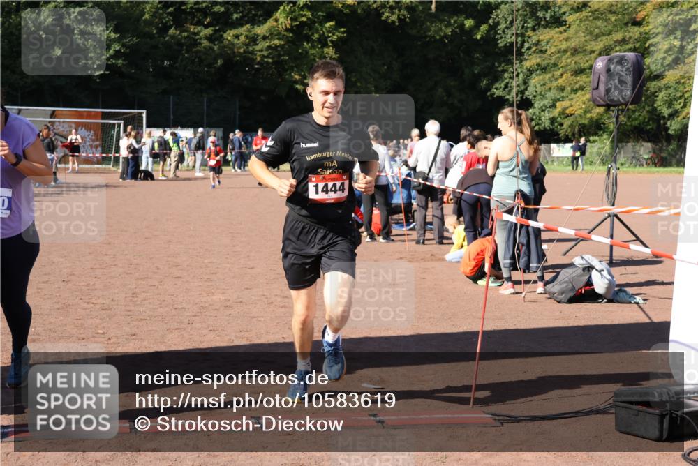 27.09.2026 - 35. Volkslauf durch das schöne Alstertal Strokosch-Dieckow http://msf.ph/oto/10583619 27.09.2026 11:43:25 Ziel 1444, 3010, 3014 meine-sportfotos.de