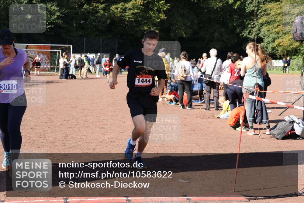 27.09.2026 - 35. Volkslauf durch das schöne Alstertal Strokosch-Dieckow http://msf.ph/oto/10583622 27.09.2026 11:43:25 Ziel 1444, 3010, 3014 meine-sportfotos.de
