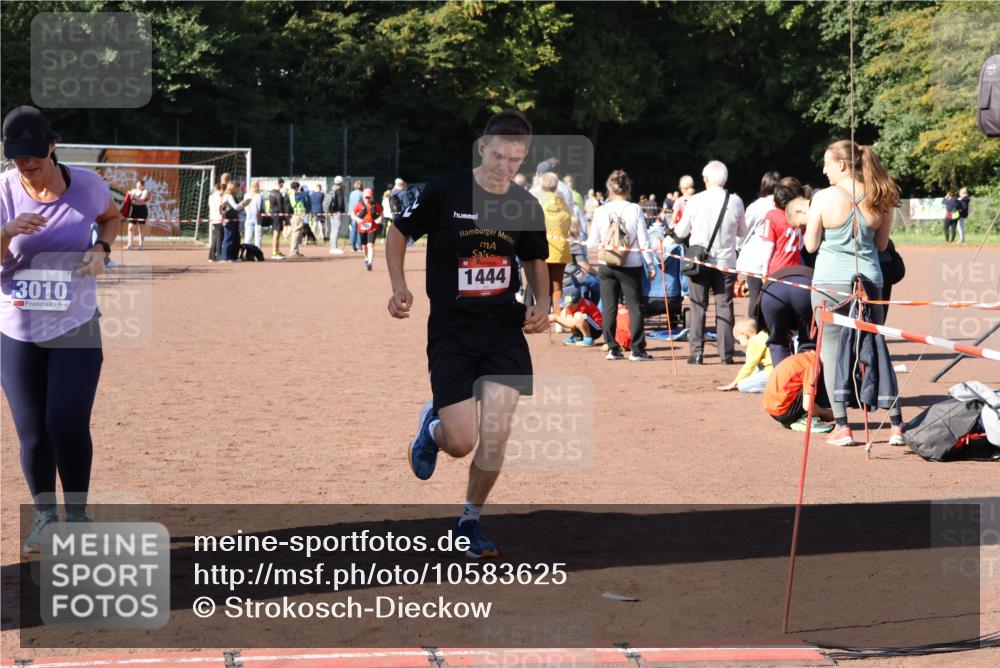 27.09.2026 - 35. Volkslauf durch das schöne Alstertal Strokosch-Dieckow http://msf.ph/oto/10583625 27.09.2026 11:43:25 Ziel 1444, 3010, 3014 meine-sportfotos.de