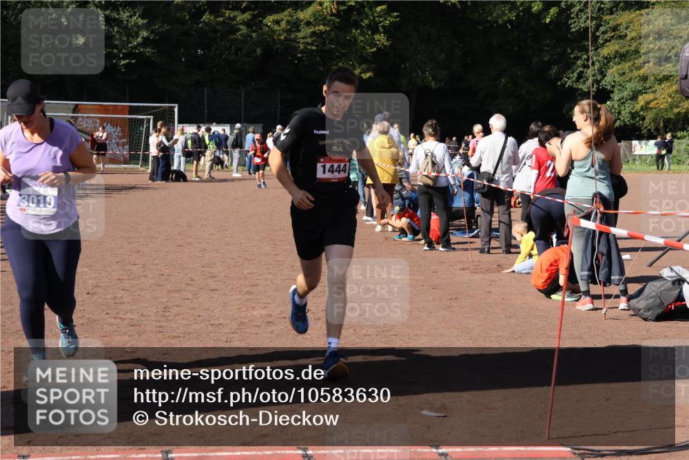 27.09.2026 - 35. Volkslauf durch das schöne Alstertal Strokosch-Dieckow http://msf.ph/oto/10583630 27.09.2026 11:43:25 Ziel 1444, 3010, 3014 meine-sportfotos.de