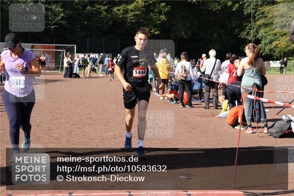 27.09.2026 - 35. Volkslauf durch das schöne Alstertal Strokosch-Dieckow http://msf.ph/oto/10583632 27.09.2026 11:43:24 Ziel 1444, 3010, 3014 meine-sportfotos.de