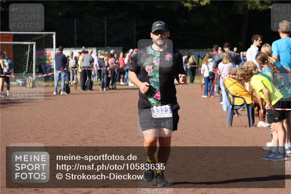 27.09.2026 - 35. Volkslauf durch das schöne Alstertal Strokosch-Dieckow http://msf.ph/oto/10583635 27.09.2026 11:23:54 Ziel 3323, 3428 meine-sportfotos.de