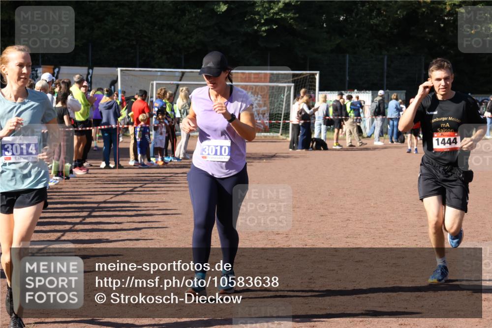 27.09.2026 - 35. Volkslauf durch das schöne Alstertal Strokosch-Dieckow http://msf.ph/oto/10583638 27.09.2026 11:43:24 Ziel 1444, 3010, 3014 meine-sportfotos.de