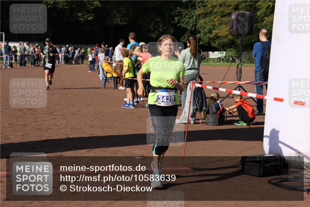 27.09.2026 - 35. Volkslauf durch das schöne Alstertal Strokosch-Dieckow http://msf.ph/oto/10583639 27.09.2026 11:23:51 Ziel 3323, 3428, 3973 meine-sportfotos.de