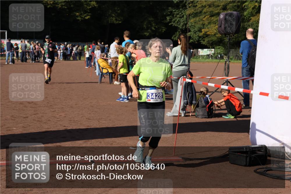 27.09.2026 - 35. Volkslauf durch das schöne Alstertal Strokosch-Dieckow http://msf.ph/oto/10583640 27.09.2026 11:23:51 Ziel 3323, 3428, 3973 meine-sportfotos.de
