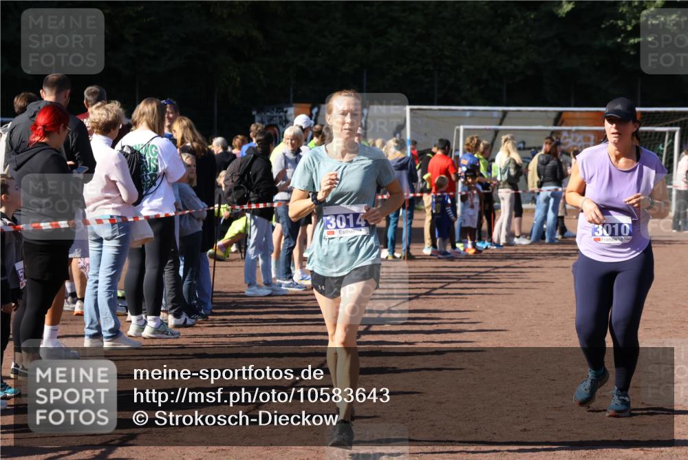 27.09.2026 - 35. Volkslauf durch das schöne Alstertal Strokosch-Dieckow http://msf.ph/oto/10583643 27.09.2026 11:43:23 Ziel 1444, 3010, 3014 meine-sportfotos.de