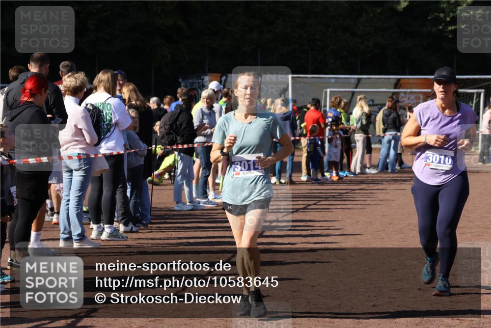 27.09.2026 - 35. Volkslauf durch das schöne Alstertal Strokosch-Dieckow http://msf.ph/oto/10583645 27.09.2026 11:43:23 Ziel 1444, 3010, 3014 meine-sportfotos.de