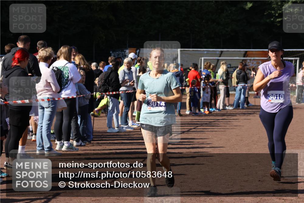 27.09.2026 - 35. Volkslauf durch das schöne Alstertal Strokosch-Dieckow http://msf.ph/oto/10583648 27.09.2026 11:43:23 Ziel 1444, 3010, 3014 meine-sportfotos.de