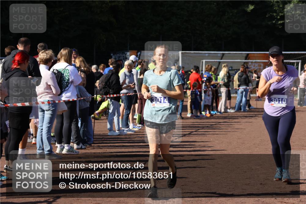 27.09.2026 - 35. Volkslauf durch das schöne Alstertal Strokosch-Dieckow http://msf.ph/oto/10583651 27.09.2026 11:43:22 Ziel 1444, 3010, 3014 meine-sportfotos.de