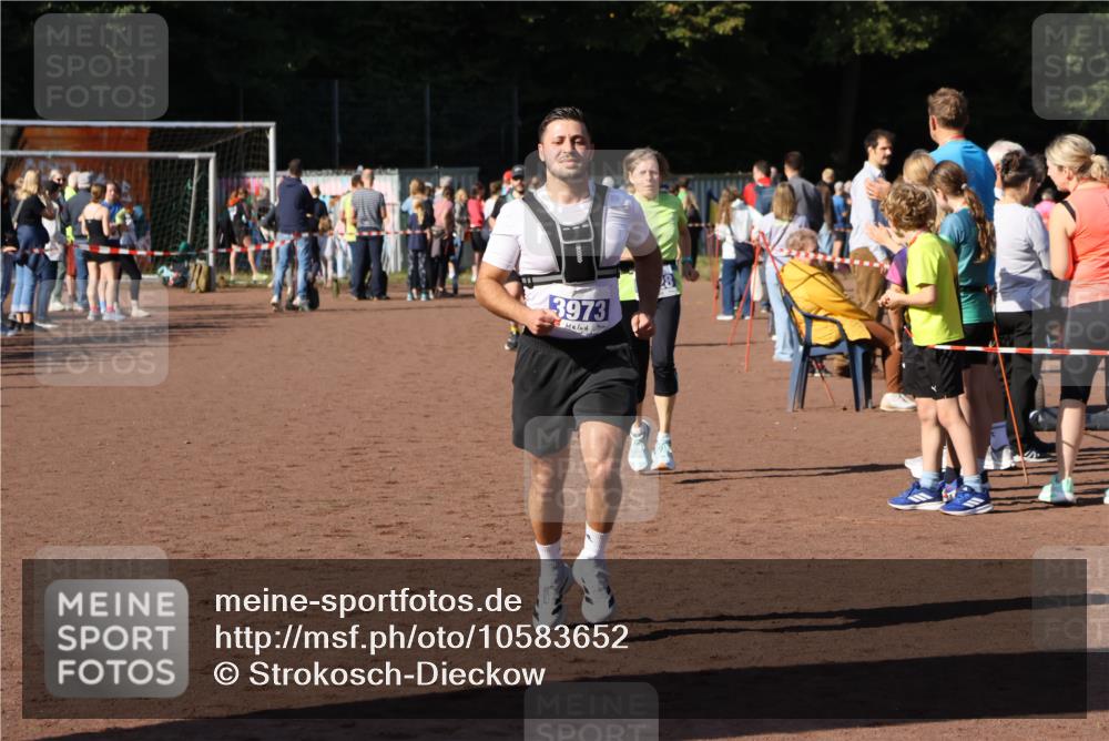 27.09.2026 - 35. Volkslauf durch das schöne Alstertal Strokosch-Dieckow http://msf.ph/oto/10583652 27.09.2026 11:23:48 Ziel 3323, 3428, 3973 meine-sportfotos.de