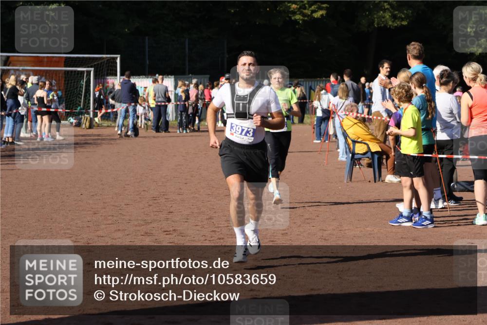 27.09.2026 - 35. Volkslauf durch das schöne Alstertal Strokosch-Dieckow http://msf.ph/oto/10583659 27.09.2026 11:23:47 Ziel 3151, 3428, 3973 meine-sportfotos.de