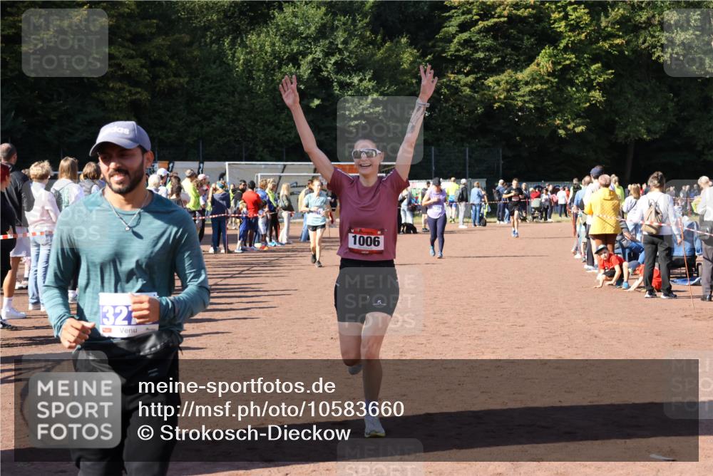 27.09.2026 - 35. Volkslauf durch das schöne Alstertal Strokosch-Dieckow http://msf.ph/oto/10583660 27.09.2026 11:43:15 Ziel 1006, 1452, 3273 meine-sportfotos.de