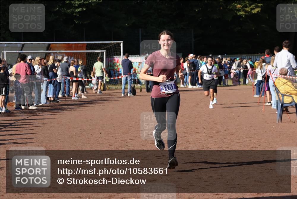 27.09.2026 - 35. Volkslauf durch das schöne Alstertal Strokosch-Dieckow http://msf.ph/oto/10583661 27.09.2026 11:23:42 Ziel 3151, 3428, 3973 meine-sportfotos.de