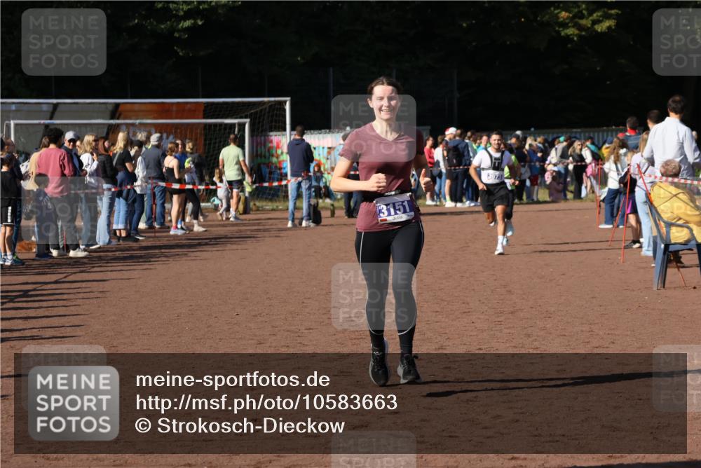 27.09.2026 - 35. Volkslauf durch das schöne Alstertal Strokosch-Dieckow http://msf.ph/oto/10583663 27.09.2026 11:23:42 Ziel 3151, 3428, 3973 meine-sportfotos.de