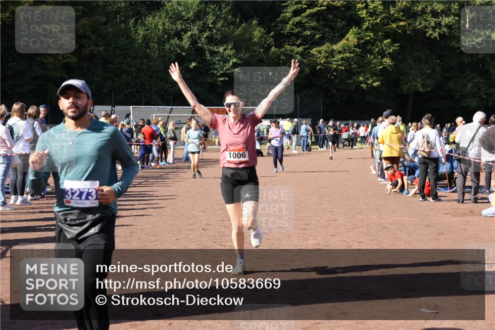 27.09.2026 - 35. Volkslauf durch das schöne Alstertal Strokosch-Dieckow http://msf.ph/oto/10583669 27.09.2026 11:43:15 Ziel 1006, 1452, 3273 meine-sportfotos.de