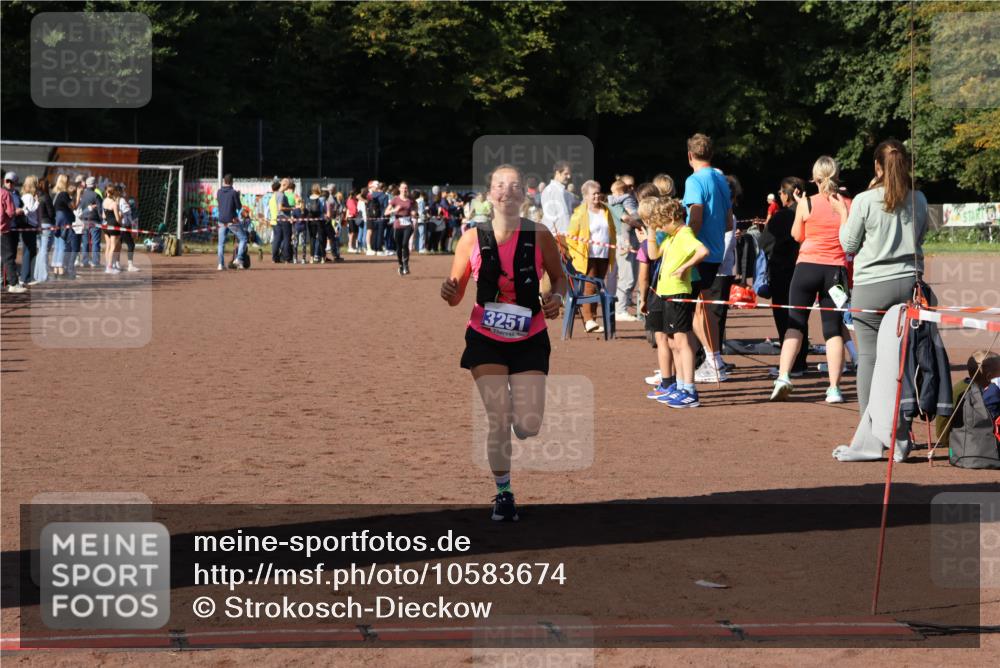 27.09.2026 - 35. Volkslauf durch das schöne Alstertal Strokosch-Dieckow http://msf.ph/oto/10583674 27.09.2026 11:23:35 Ziel 3151, 3165, 3251 meine-sportfotos.de