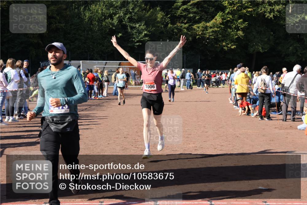 27.09.2026 - 35. Volkslauf durch das schöne Alstertal Strokosch-Dieckow http://msf.ph/oto/10583675 27.09.2026 11:43:15 Ziel 1006, 1452, 3273 meine-sportfotos.de