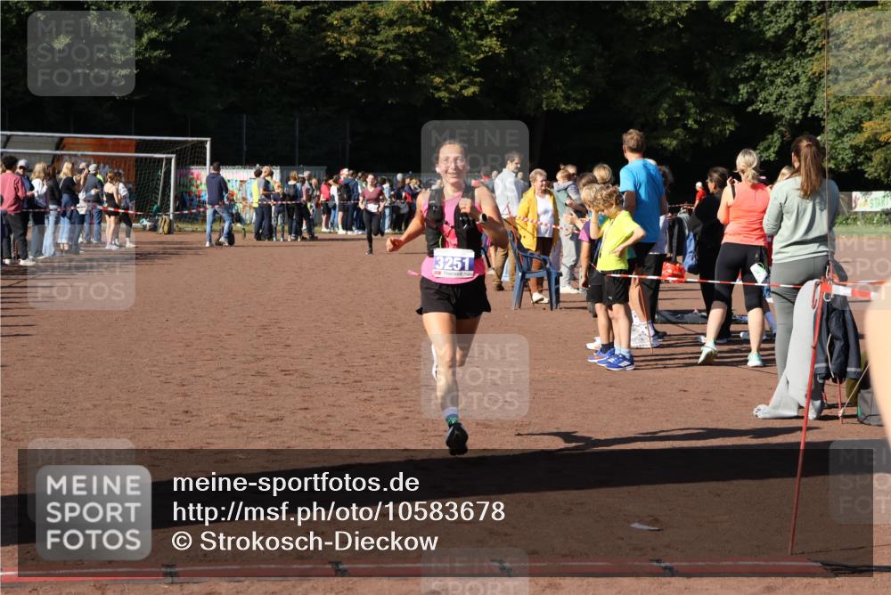 27.09.2026 - 35. Volkslauf durch das schöne Alstertal Strokosch-Dieckow http://msf.ph/oto/10583678 27.09.2026 11:23:34 Ziel 3165, 3251 meine-sportfotos.de