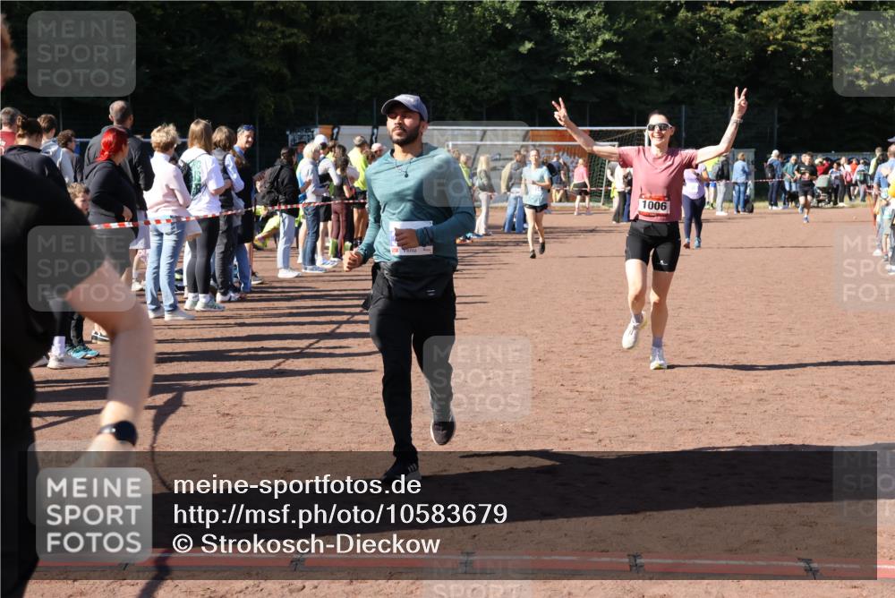 27.09.2026 - 35. Volkslauf durch das schöne Alstertal Strokosch-Dieckow http://msf.ph/oto/10583679 27.09.2026 11:43:14 Ziel 1006, 1452, 3273 meine-sportfotos.de