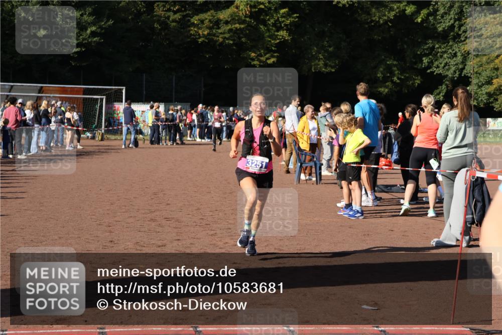 27.09.2026 - 35. Volkslauf durch das schöne Alstertal Strokosch-Dieckow http://msf.ph/oto/10583681 27.09.2026 11:23:34 Ziel 3165, 3251 meine-sportfotos.de