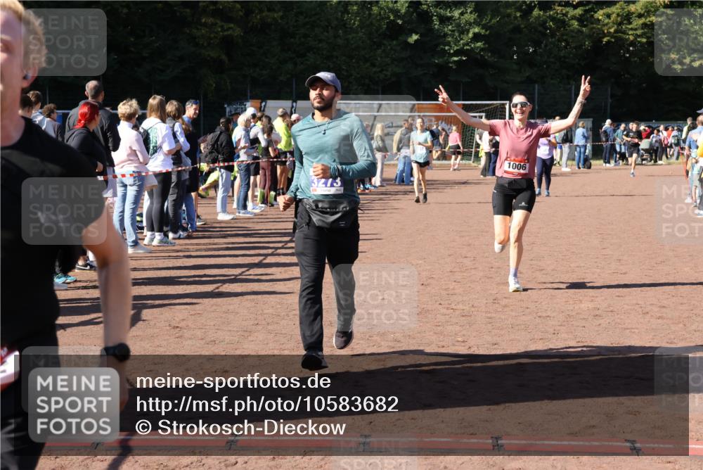 27.09.2026 - 35. Volkslauf durch das schöne Alstertal Strokosch-Dieckow http://msf.ph/oto/10583682 27.09.2026 11:43:14 Ziel 1006, 1452, 3273 meine-sportfotos.de