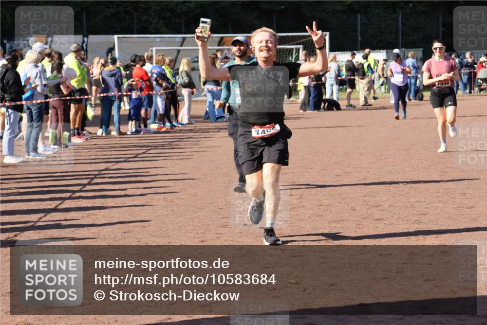 27.09.2026 - 35. Volkslauf durch das schöne Alstertal Strokosch-Dieckow http://msf.ph/oto/10583684 27.09.2026 11:43:11 Ziel 1006, 1452, 3273 meine-sportfotos.de