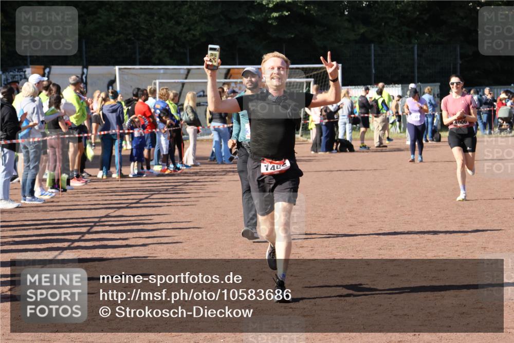 27.09.2026 - 35. Volkslauf durch das schöne Alstertal Strokosch-Dieckow http://msf.ph/oto/10583686 27.09.2026 11:43:11 Ziel 1006, 1452, 3273 meine-sportfotos.de