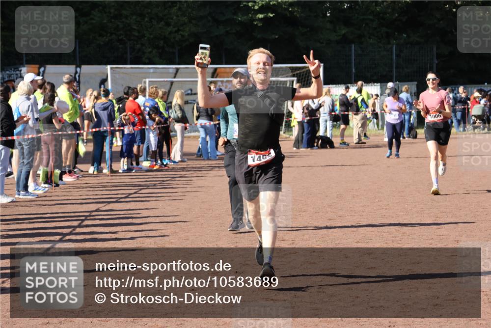 27.09.2026 - 35. Volkslauf durch das schöne Alstertal Strokosch-Dieckow http://msf.ph/oto/10583689 27.09.2026 11:43:11 Ziel 1006, 1452, 3273 meine-sportfotos.de