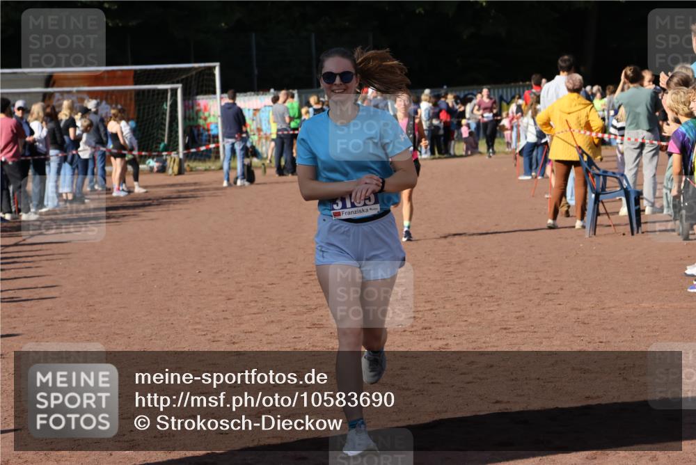 27.09.2026 - 35. Volkslauf durch das schöne Alstertal Strokosch-Dieckow http://msf.ph/oto/10583690 27.09.2026 11:23:31 Ziel 3165, 3251 meine-sportfotos.de