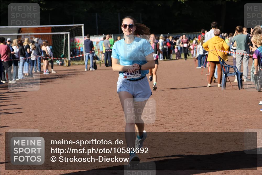 27.09.2026 - 35. Volkslauf durch das schöne Alstertal Strokosch-Dieckow http://msf.ph/oto/10583692 27.09.2026 11:23:30 Ziel 3165, 3251, 3333 meine-sportfotos.de