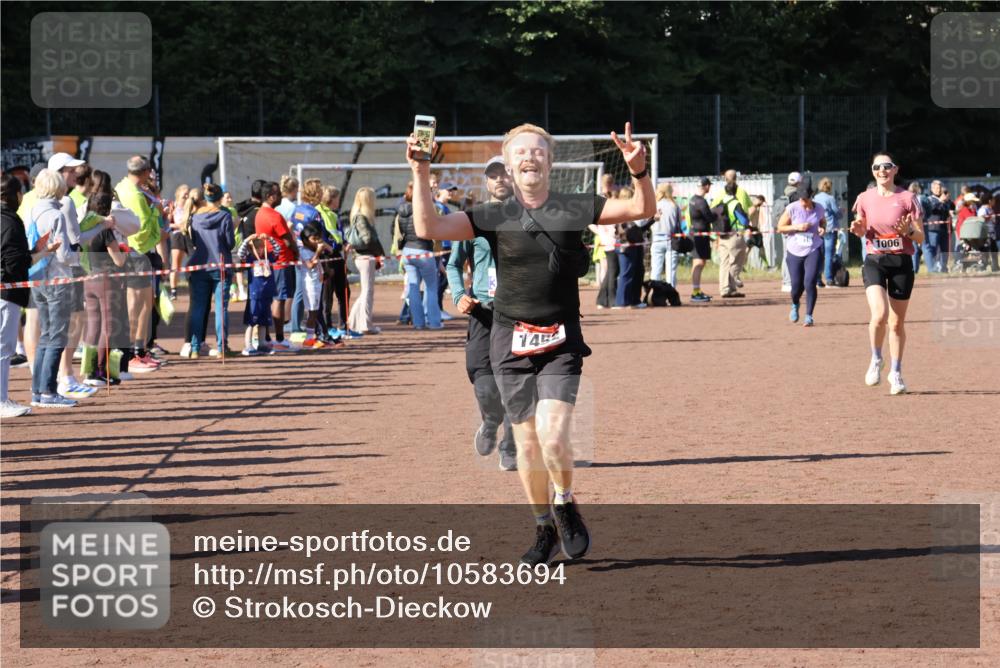 27.09.2026 - 35. Volkslauf durch das schöne Alstertal Strokosch-Dieckow http://msf.ph/oto/10583694 27.09.2026 11:43:11 Ziel 1006, 1452, 3273 meine-sportfotos.de