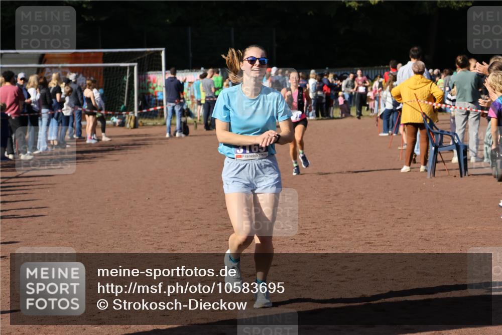 27.09.2026 - 35. Volkslauf durch das schöne Alstertal Strokosch-Dieckow http://msf.ph/oto/10583695 27.09.2026 11:23:30 Ziel 3165, 3251, 3333 meine-sportfotos.de